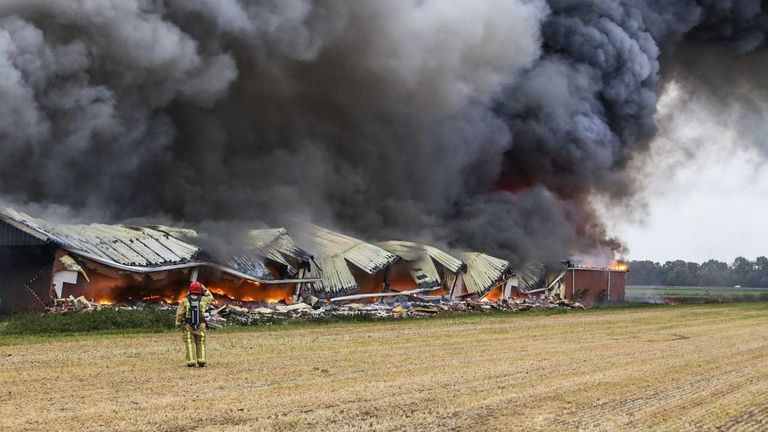 Grote brand bij stalbrand in Heusden. (Foto: Pim Verkoelen/SQ Vision Mediaprodukties).