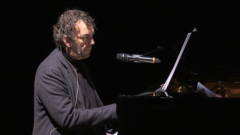 Han Kooreneef achter de vleugel in Theater aan de Parade (foto: Omroep Brabant). 