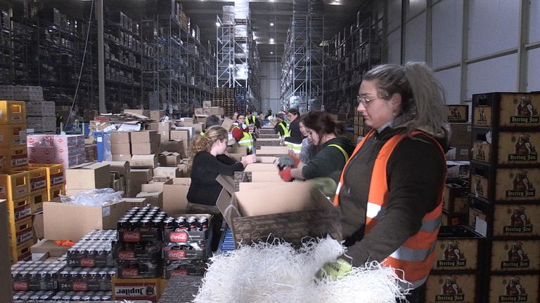 Een van de inpaklijnen voor de kerstpakketten (archieffoto: Collin Beijk).