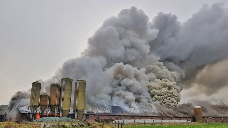 De brand is enorm (foto: Toby de Kort)