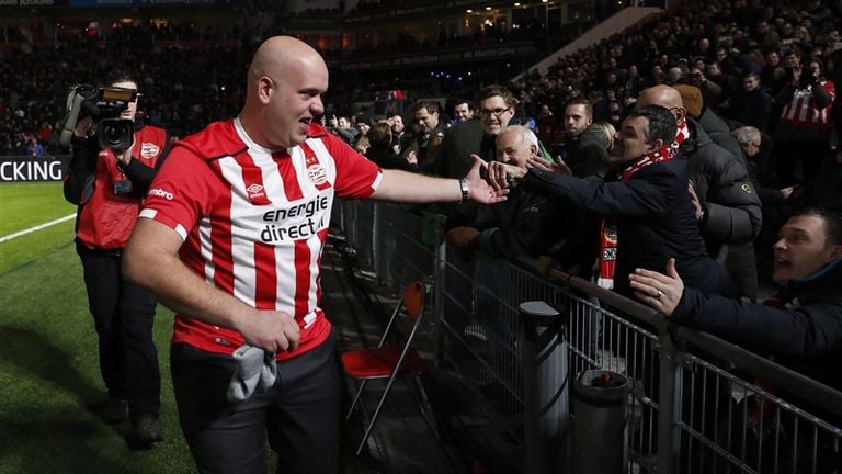 Michael van Gerwen bij zijn cluppie (foto: VI Images). 