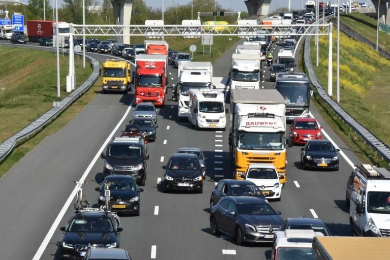 Drukte op de A67 (archieffoto: Hans van Hamersveld).