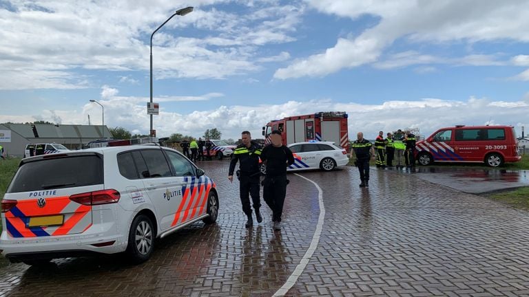 Een verdachte die betrokken is bij het drugsschip in Moerdijk wordt afgevoerd (foto: Willem-Jan Joachems)