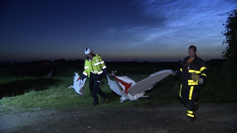 De vleugels van het witte vliegtuig worden door bergingsmedewerkers meegenomen. (Foto; Remco de Ruiter)