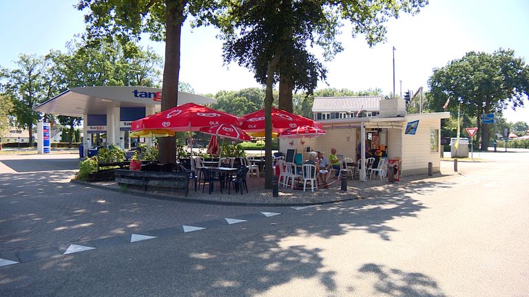 Het frietkotje van André Koolen werd druk bezocht door fietsers en wandelaars