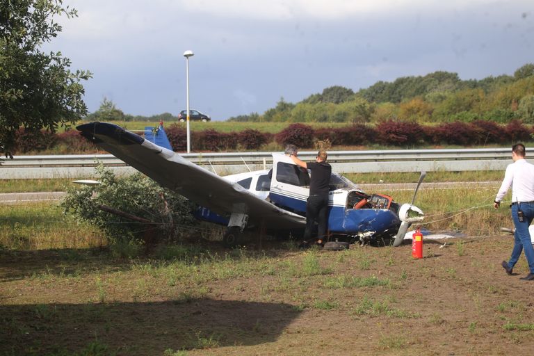 Het beschadigde vliegtuig na het ongeluk (foto: Alexander Vingerhoeds/Obscura Foto).