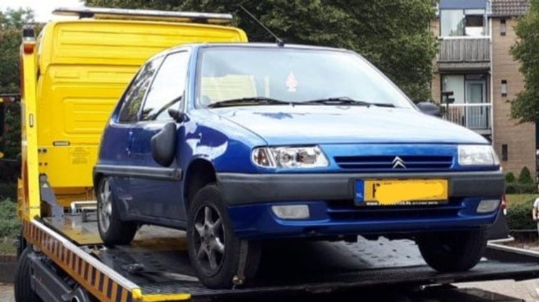 De Citroen Saxo werd snel gevonden, maar de bestuurder niet. (Foto: Politie)