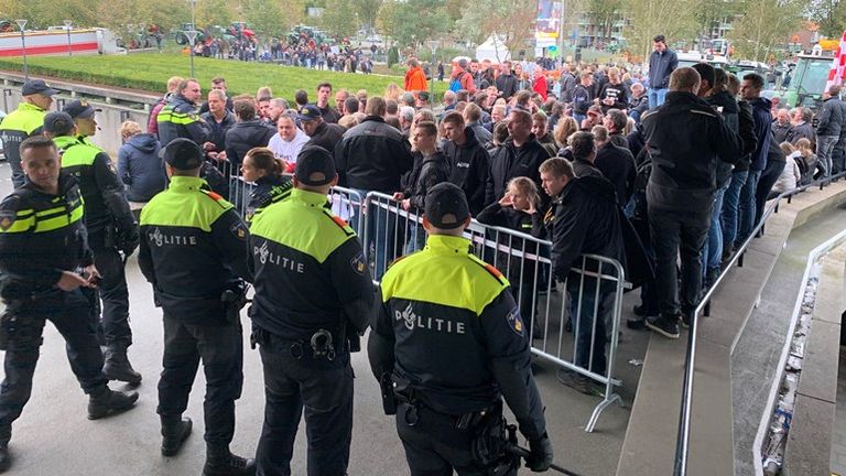 Het boerenprotest bij het provinciehuis had soms een grimmig karakter.