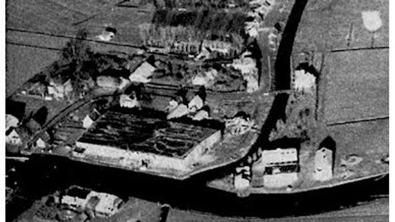 Luchtfoto Standdaarbuiten begin november 1944, linksonder de vernielde brug