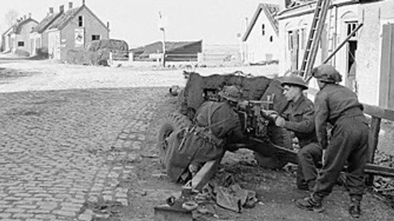 Anti-tank kanon op buurtschap Nieuwemolen bij Fijnaart (foto: archief)
