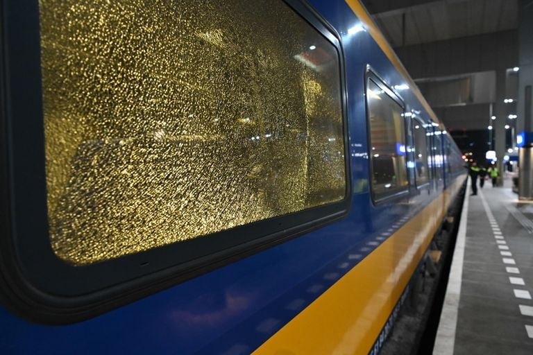 Een van de kapotte treinruiten (foto: Tom van der Put/SQ Vision Mediaprodukties).
