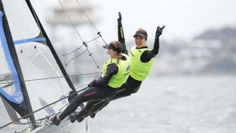 Annemiek Bekkering (links) en Annette Duetz winnen het WK 2019 (bron: World Sailing).