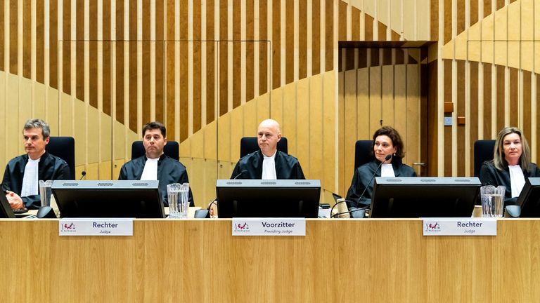 De rechtbank in de rechtszaal in het zwaarbeveiligde Justitieel Complex Schiphol, waar het internationale MH17-proces plaatsvindt. (foto: ANP / Remko de Waal)