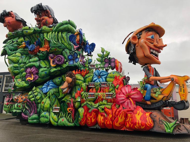 Een van de vele carnavalswagens die vanwege de storm niet kon deelnemen aan de optocht (foto: CV De Dwarsliggers).