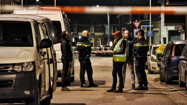 De politie deed woensdagnacht uitgebreid onderzoek rond de Hoefstraat in Tilburg (foto: Toby de Kort)
