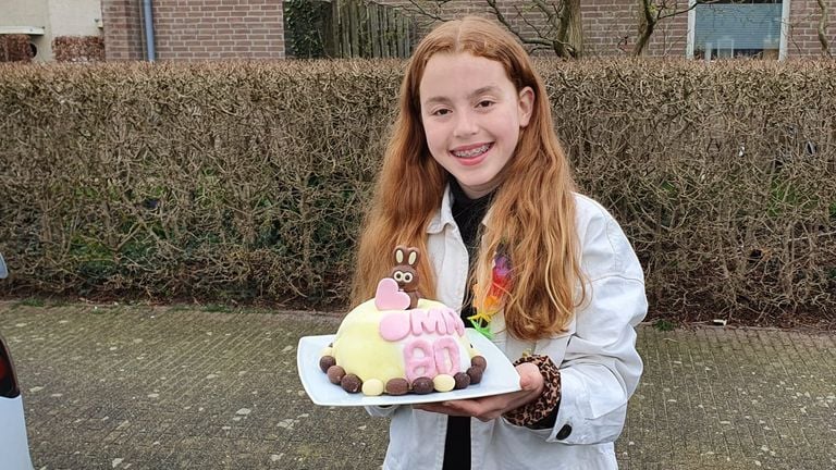 Mila heeft een taart gebakken voor haar oma. 