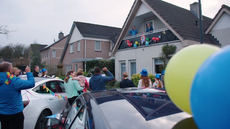 De hele straat stond vol voor oma. 