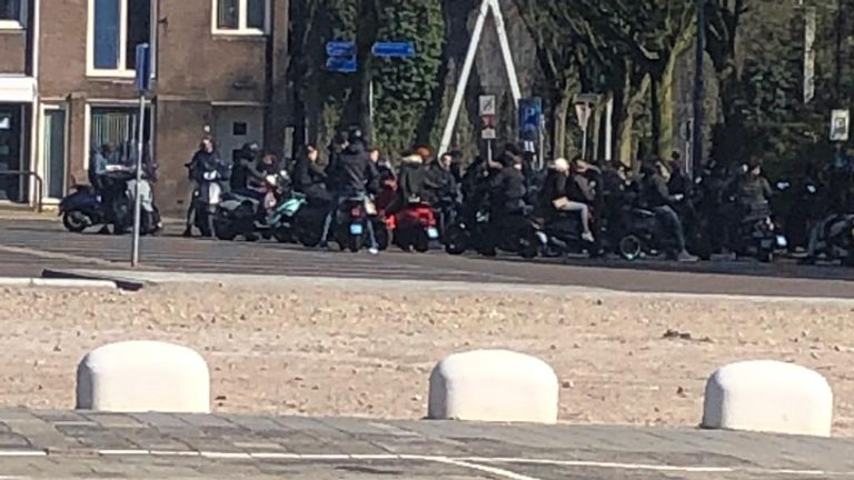 Vughtse jeugd negeert RIVM-richtlijnen.
