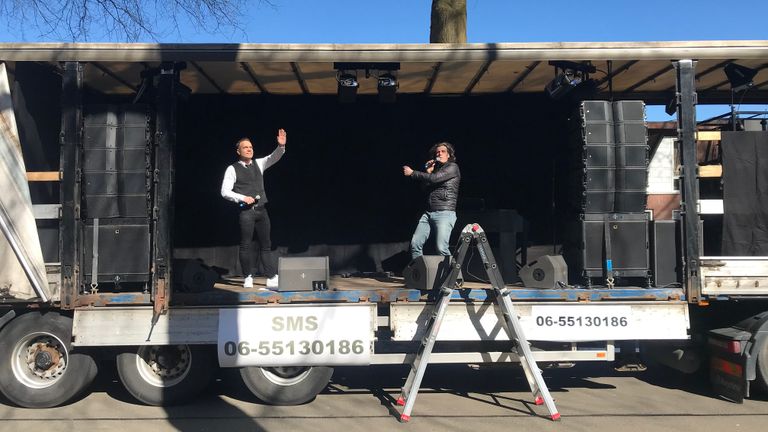 Henri Toonders en Walter Vermeer op het geïmproviseerde podium. Foto: Linda Koppejan