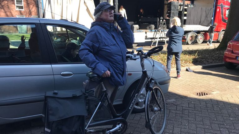 De moeder van mevrouw de Jong ligt in quarantaine. Ze is blij met de actie. Foto: Linda Koppejan