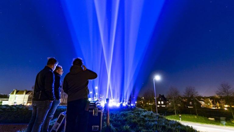 RBS Showequipment in Raamsdonksveer verlichtte de hemel met blauwe lichtbundels (foto: Marcel van Dorst / SQ Vision Mediaprodukties.)
