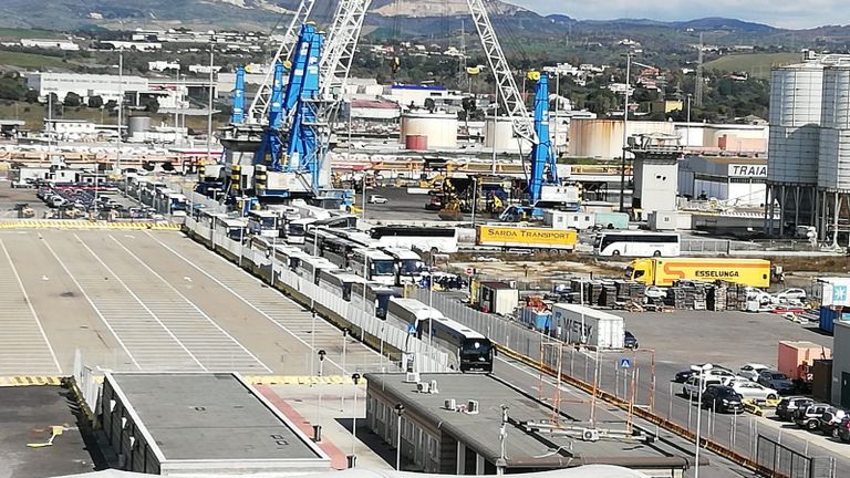 In de haven van Rome staan bussen klaar (foto: Jan Kraus)