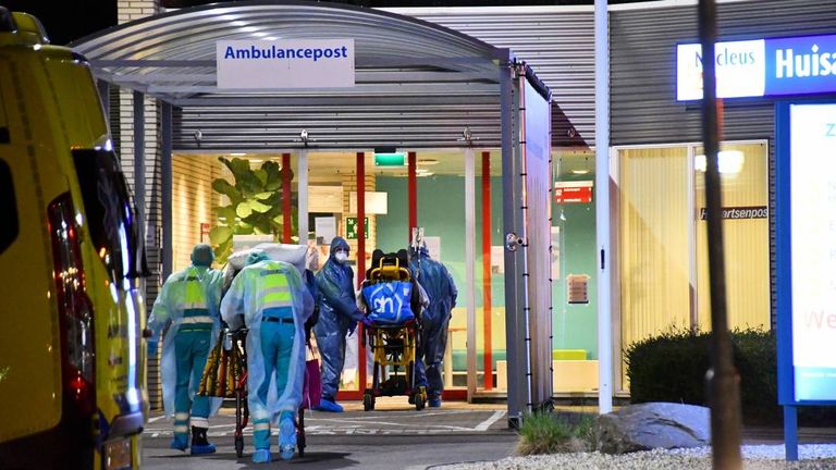 Patienten worden naar Terneuzen gebracht. (Foto: Roland de Jong / Provicom Multimediadiensten)