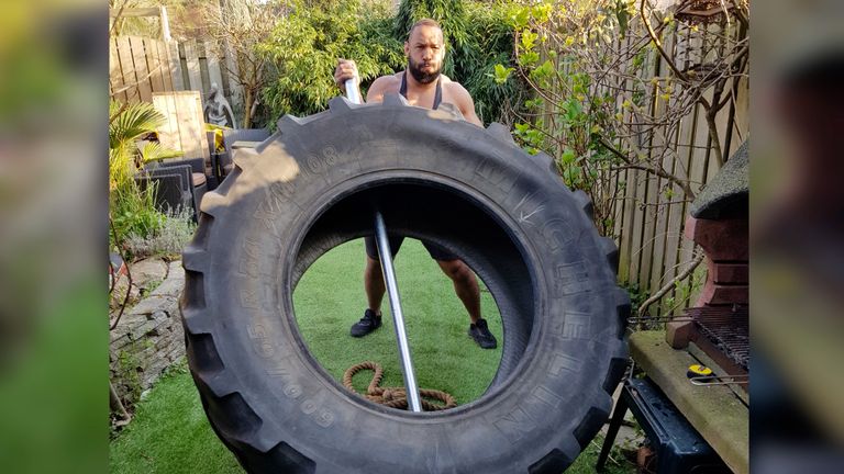 Roy Meyer met zijn improvisatie thuisgym: 'Ik kan deze band van 180 kg net één keer omgooien in de tuin' (foto: Roy Meyer). 