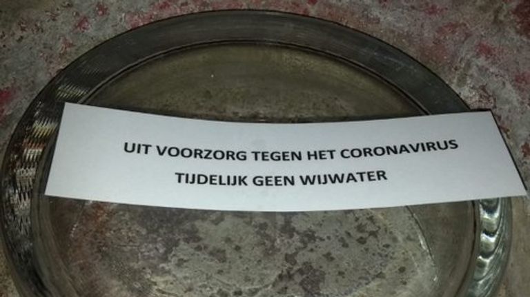 Geen wijwater bij de ingang van de basiliek in Oudenbosch.