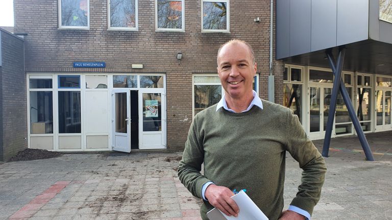 Schooldirecteur Peter van Baar op een leeg schoolplein.