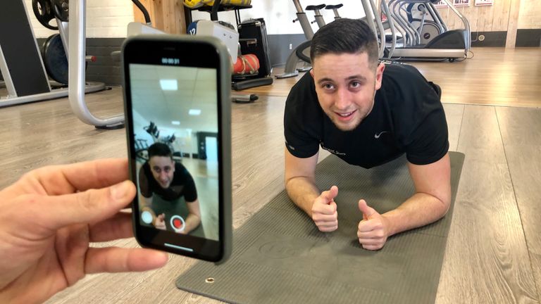 Fitnesscoach Jordy Stes doet zijn instructies nu online (foto: Erik Peeters).