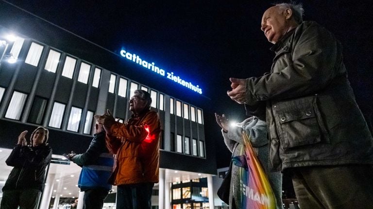 Ook bij het Catharina Ziekenhuis in Eindhoven hier werd geklapt voor zorgpersoneel (foto: ANP/Rob Engelaar).