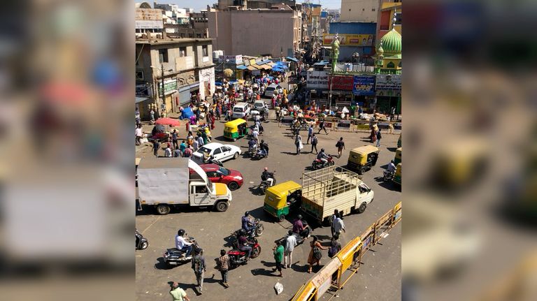 Het leven lijkt in India 'gewoon' door te gaan. 'Al merk je wel dat het rustiger is' 