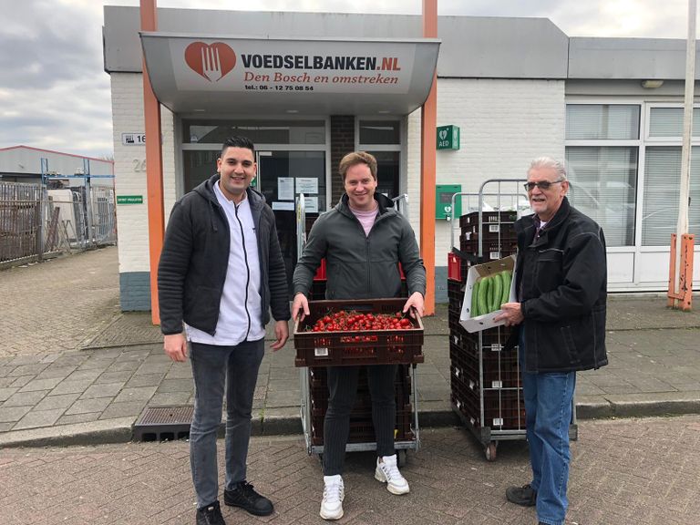 Van der Valk Nuland komt verse groenten brengen voor de voedselbank in Den Bosch. (foto: Henk van Esch)