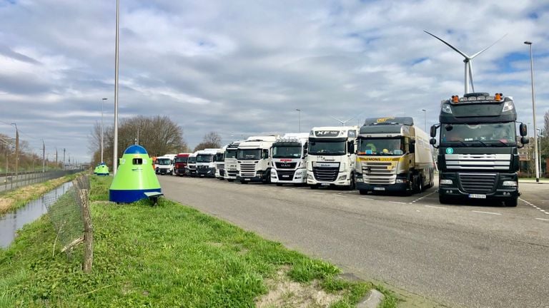 Pauzerende truckers op de parkeerplaats bij grensovergang Hazeldonk onder Breda. (foto: Raoul Cartens)