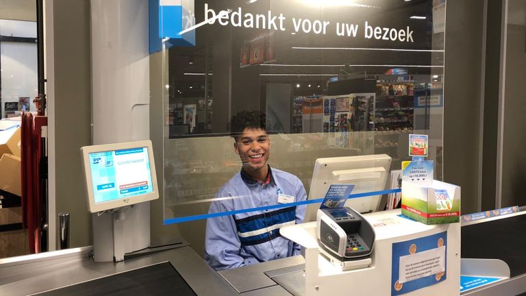 Albert Heijn in Schaijk plaatst plastic scherm om medewerkers te beschermen