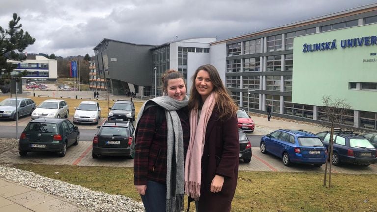 Sanne (links) en Esther op de campus toen de universiteit nog open was.