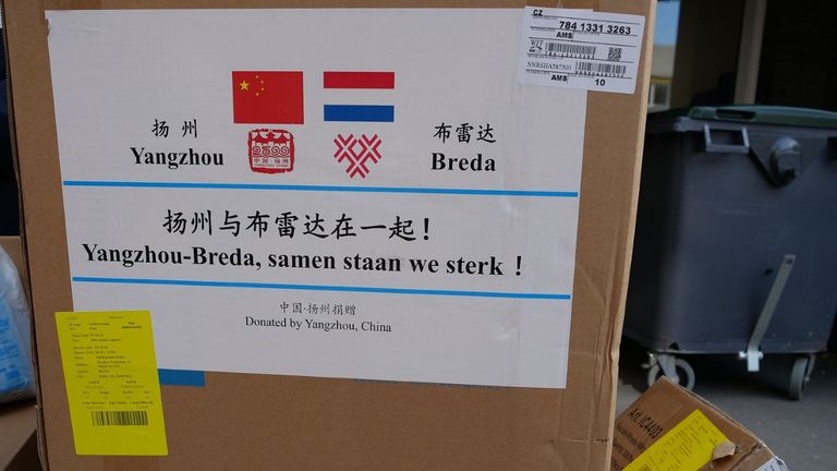 De zending kapjes uit China. Foto: Gemeente Breda