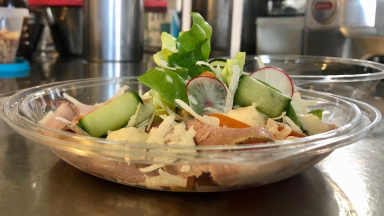 Het voorgerecht met speenvarken van Randy in een bakje (foto: Erik Peeters)