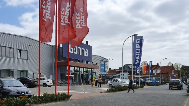 13:00 Iets drukker bij de Gamma, maar alle maatregelen worden in acht genomen.. (Foto: Lola Zopfi)