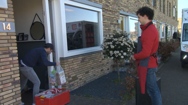 Bezorgers van boodschappen moeten op gepaste afstand blijven. 