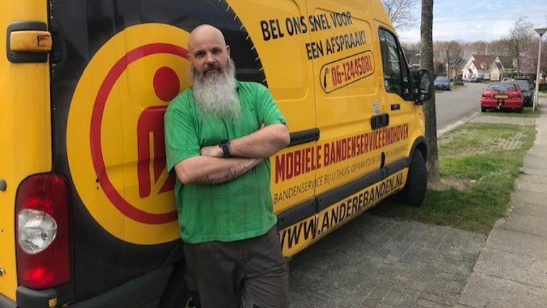 Met zijn gele bus tuft hij door heel Eindhoven en omstreken. (Foto:Femke de Jong)