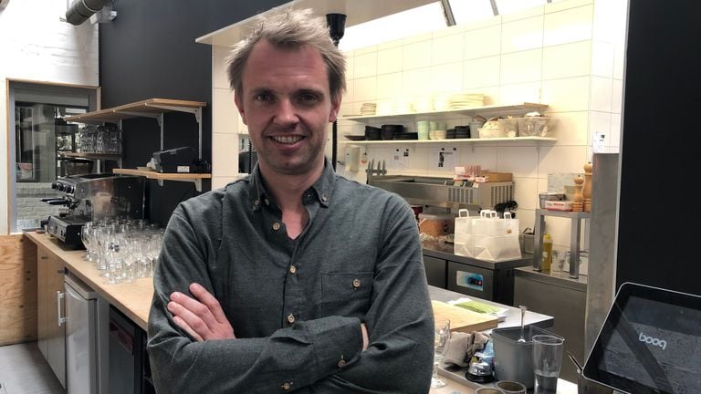 Thomas Inderfurth in zijn lege restaurant Eethuis Twintig in Tilburg.