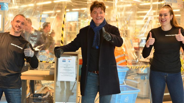 Burgemeester Depla met de eerste tekeningenbox in Breda (foto: Perry Roovers/SQ Vision)