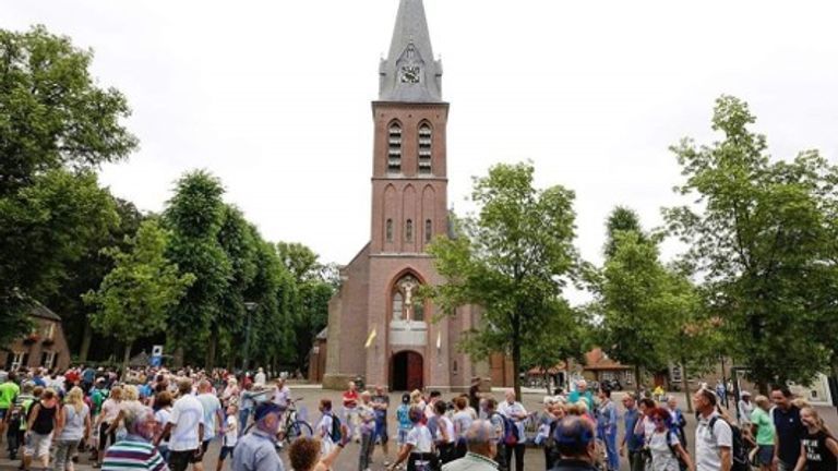 Drukte voor de Kerk in Handel waar de processie jaarlijks voorbij komt. (Foto:Piet Hubers)