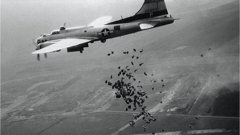 Amerikaanse bommenwerper werpt voedsel af boven bezet gebied