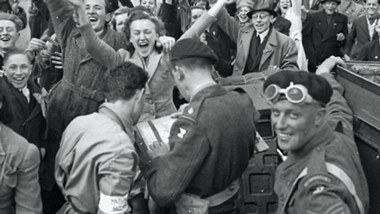 Feest na de bevrijding (foto: Library and Archives Canada/LAC) 