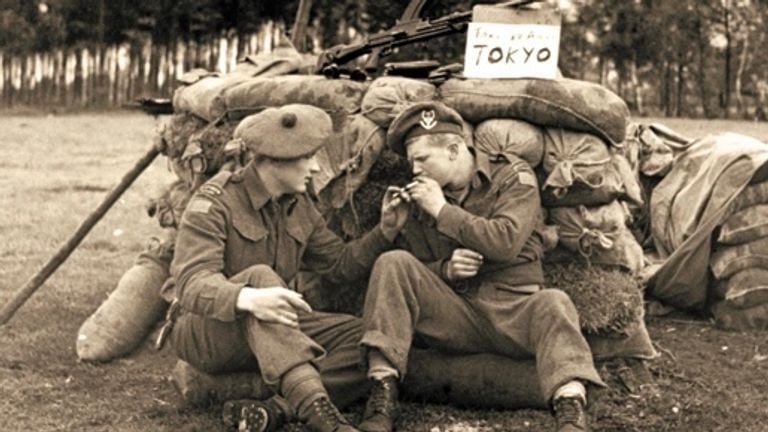 Canadese soldaten doen een sigaretje (ze komen niet voor in dit verhaal) (foto: LAC)