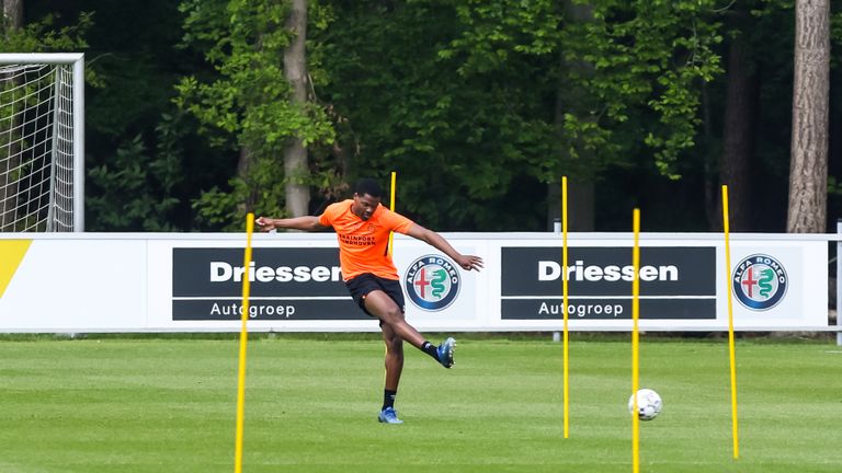 PSV'er Denzel Dumfries in actie tijdens de training van maandag (foto: OrangePictures). 