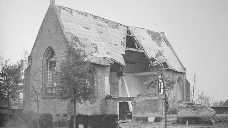 De verwoeste kerk in Almkerk zonder toren (foto: Streekarchief Langstraat Heusden Altena) 